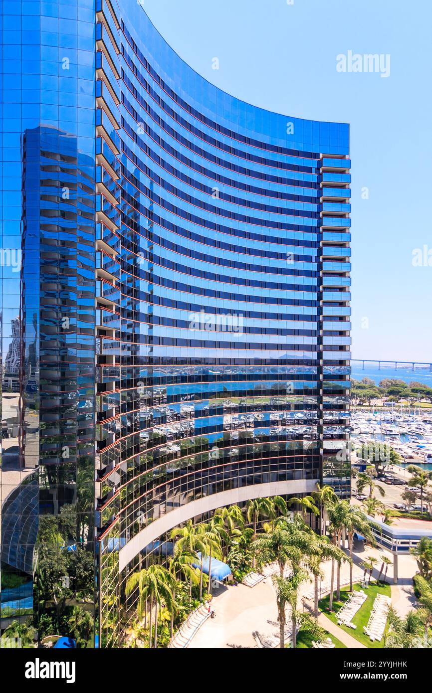 Un grande edificio con molte finestre e un cielo blu sullo sfondo. L'edificio e' circondato da palme ed e' un hotel Foto Stock