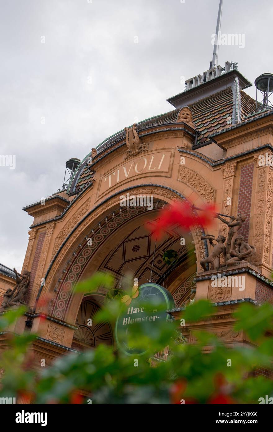 Copenaghen, Danimarca - 13 settembre 2024: Parco divertimenti Tivoli Gardens nel centro di Copenaghen. Ingresso principale anteriore ai Giardini di Tivoli. Foto Stock