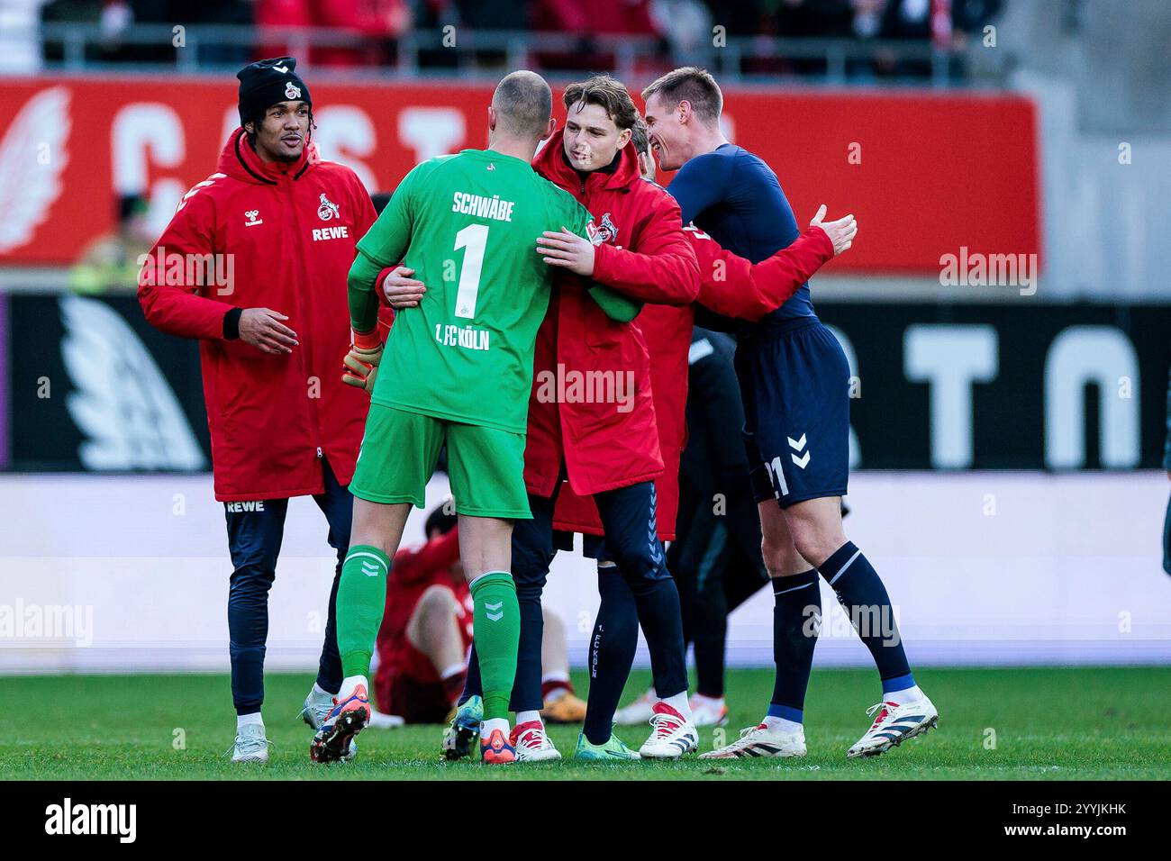 1. Fc Köln Gegen Slovácko Spiele Marvin Schw?be (1. FC K?ln, 1) und Jonas Urbig (1. FC K?ln, 40) umarmen
