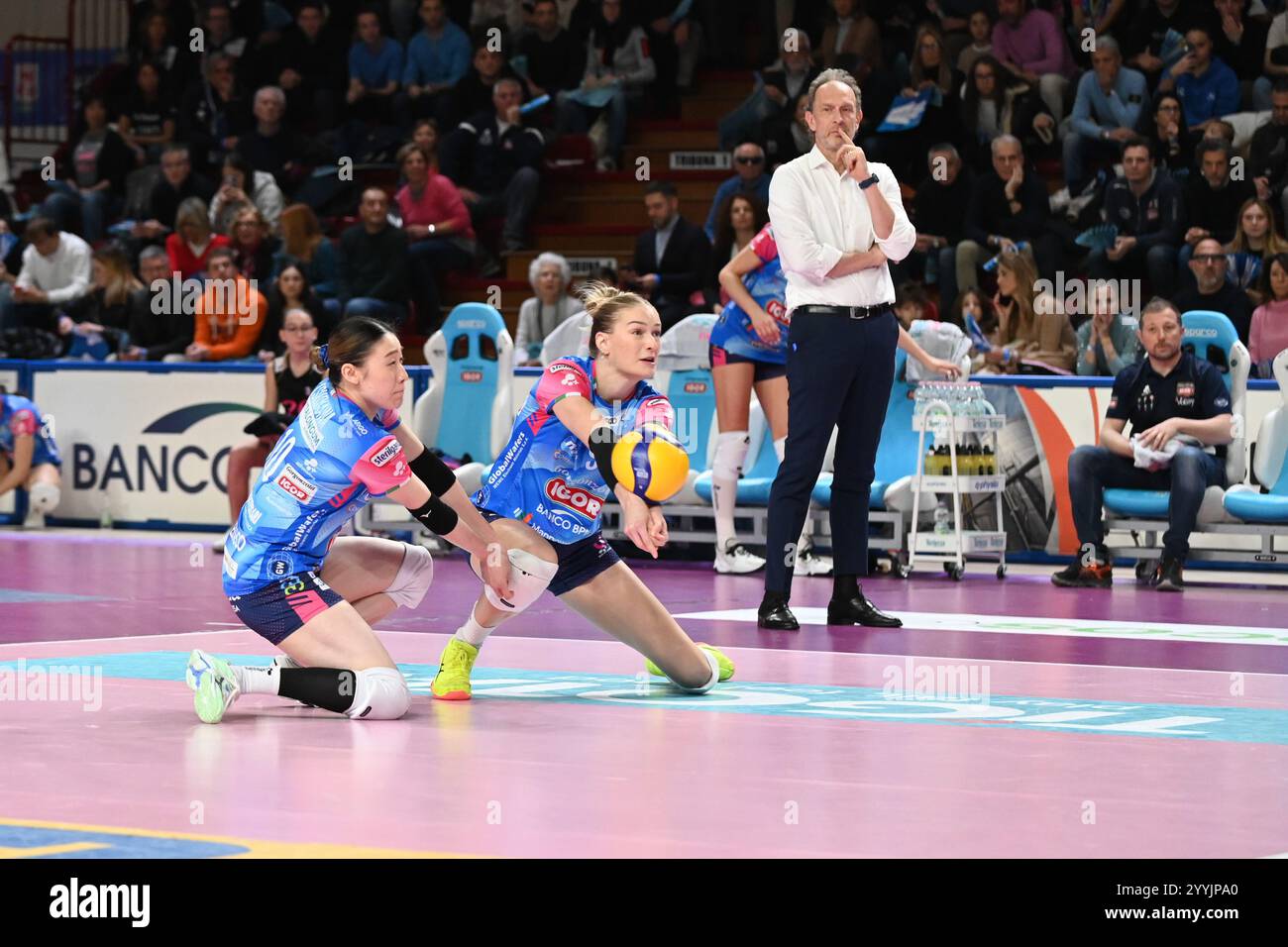 Mayu Ishikawa (Igor Gorgonzola Novara) , Lina Alsmeier (Igor Gorgonzola Novara) durante Igor Gorgonzola Novara vs reale mutua Fenera Chieri '76, pallavolo italiano di serie A1 femminile a Novara, Italia, 22 dicembre 2024 Foto Stock