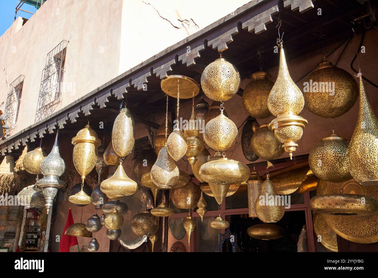 ombreggiature ornamentali in metallo all'esterno di un negozio nella medina di marrakech, marocco Foto Stock