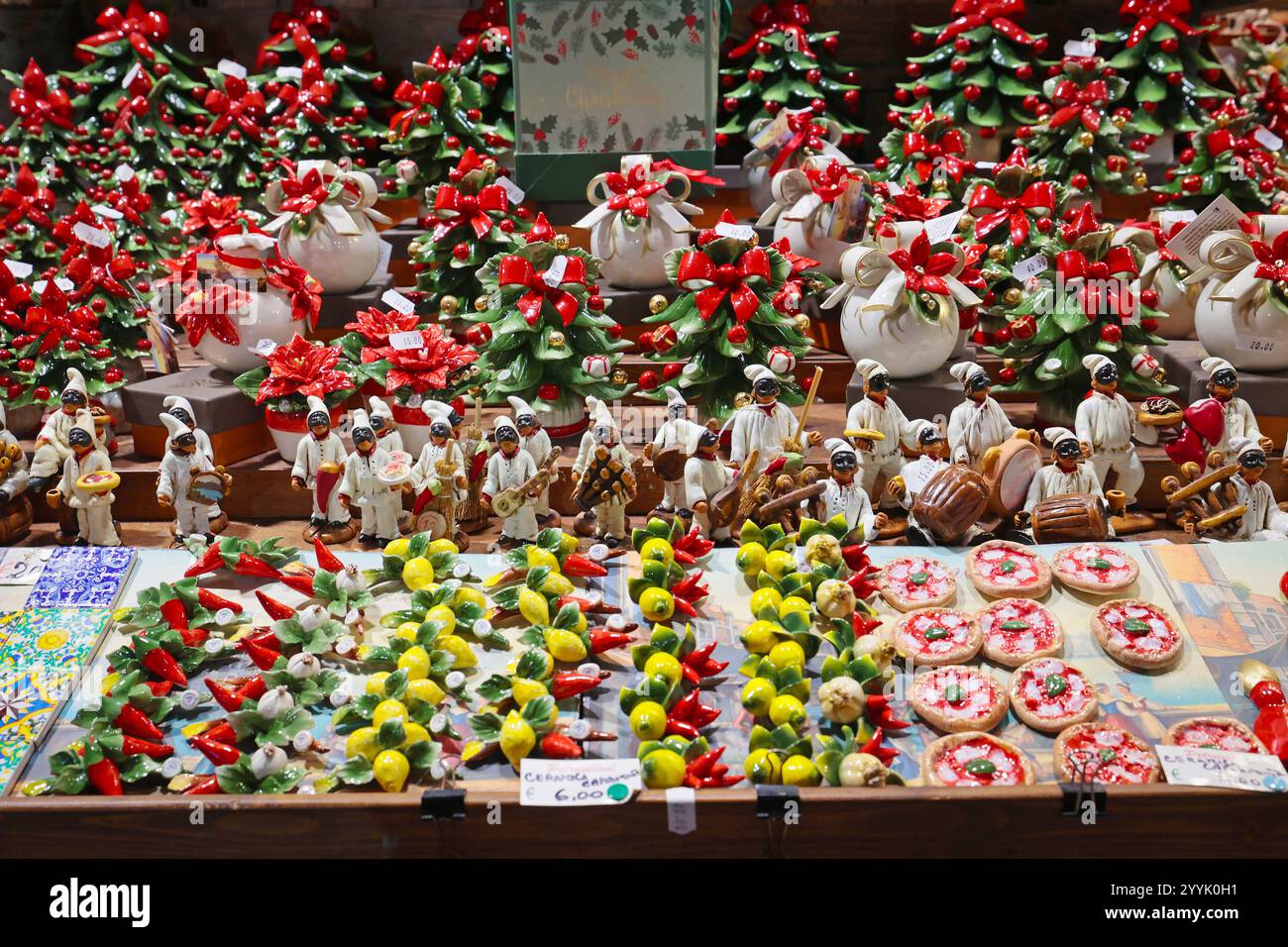 Napoli, Italia - 24 dicembre 2021: Oggetti natalizi realizzati con le famose ceramiche di Capodimonte, in vendita nelle bancarelle di San Gregorio Armeno, la via Foto Stock