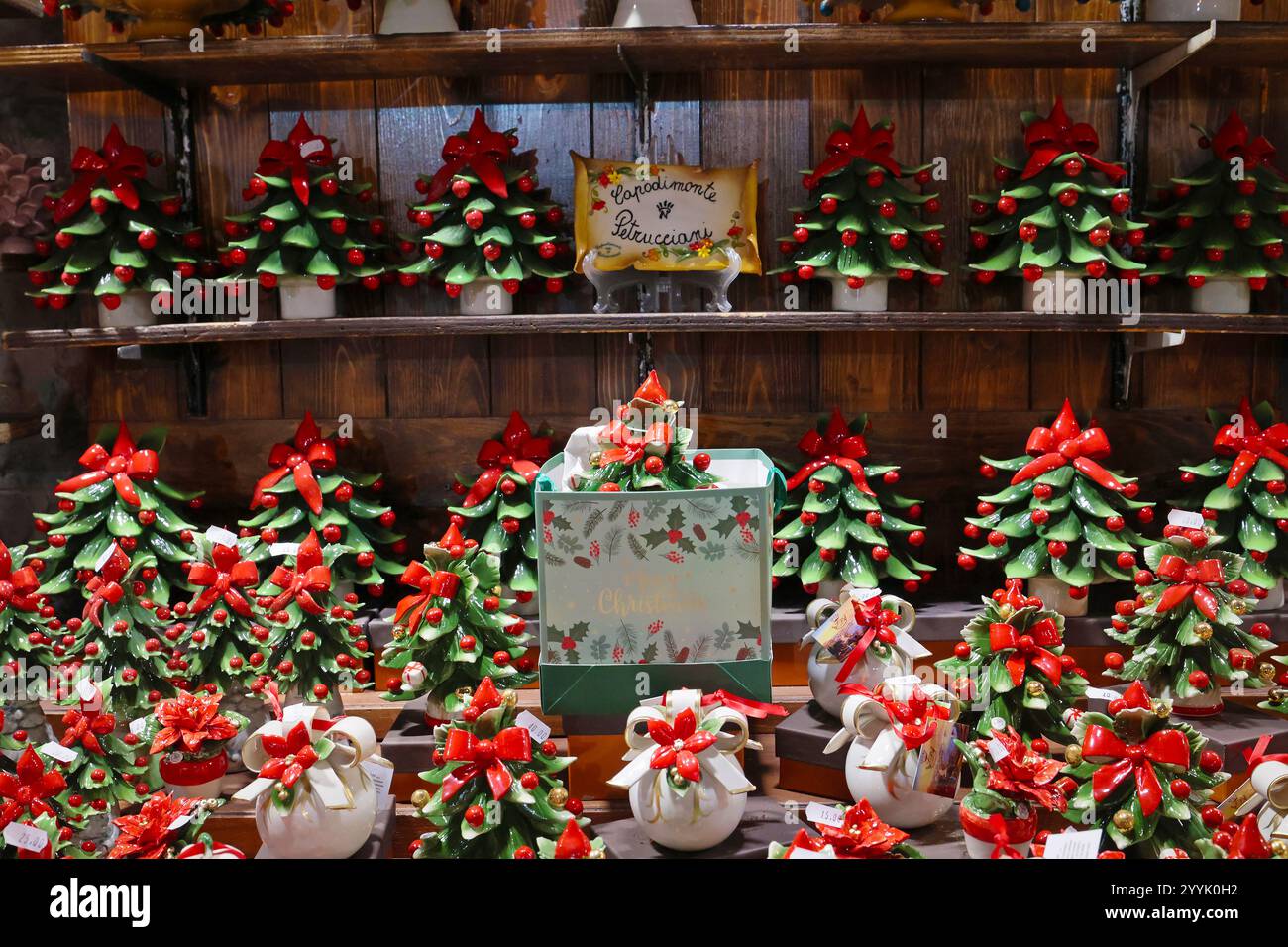 Napoli, Italia - 24 dicembre 2021: Oggetti natalizi realizzati con le famose ceramiche di Capodimonte, in vendita nelle bancarelle di San Gregorio Armeno, la via Foto Stock