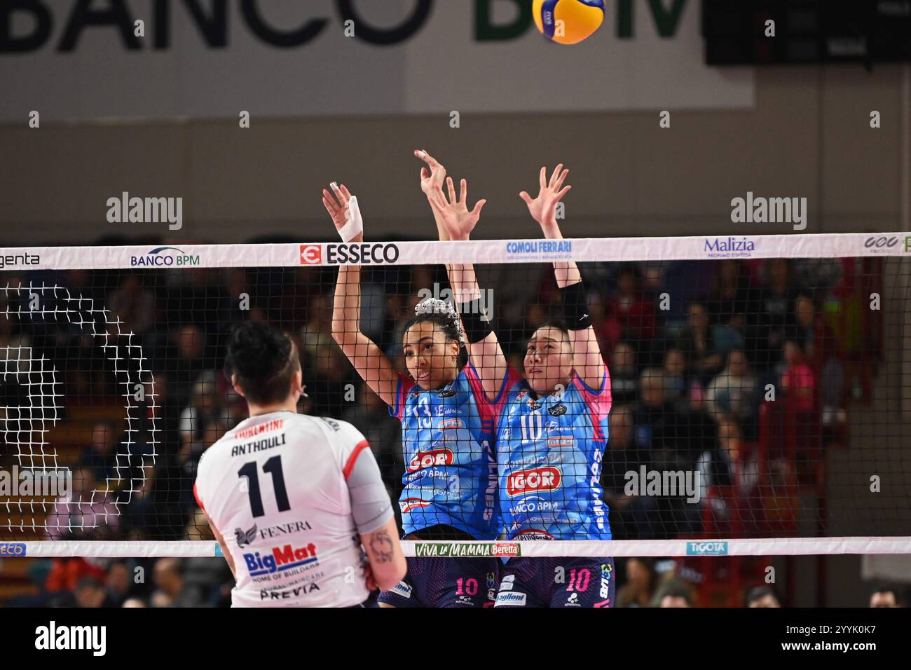 Mayu Ishikawa (Igor Gorgonzola Novara) Sara Bonifacio (Igor Gorgonzola Novara) in azione durante Igor Gorgonzola Novara vs reale mutua Fenera Chieri '76, pallavolo italiano di serie A1 Women match a Novara, Italia, 22 dicembre 2024 Foto Stock