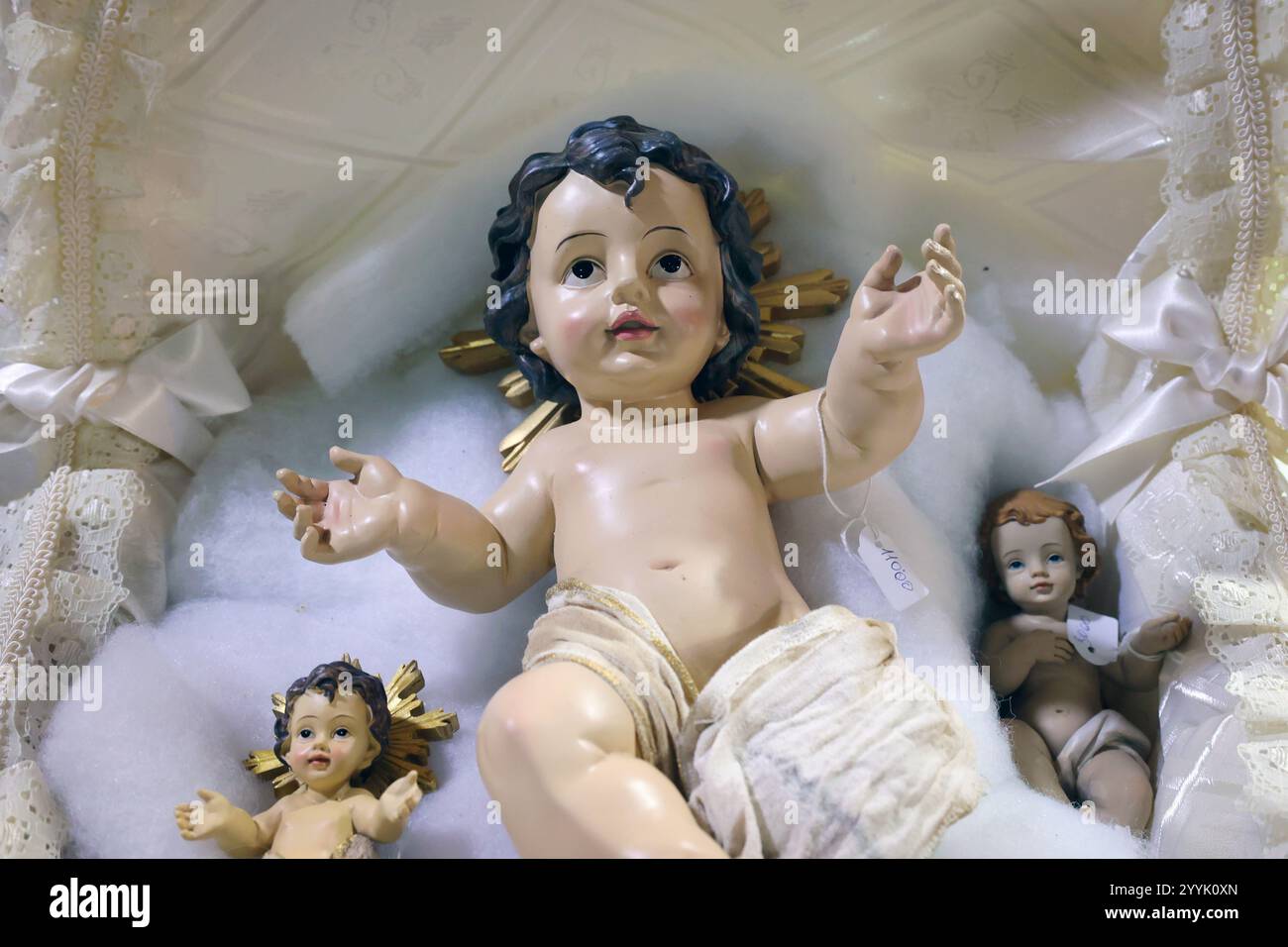 Napoli, Italia - 12 dicembre 2024: Statuetta in ceramica artigianale raffigurante Gesù bambino nella culla, in vendita a San Gregorio Armeno, il famoso Cristo Foto Stock