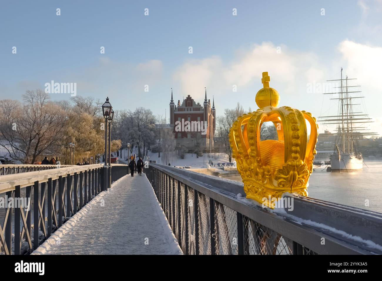 Ornamento con corona dorata sul ponte skeppsholmsbron per l'isola di skeppsholmen nel centro di Stoccolma, Svezia in inverno con neve a terra in una giornata di sole Foto Stock