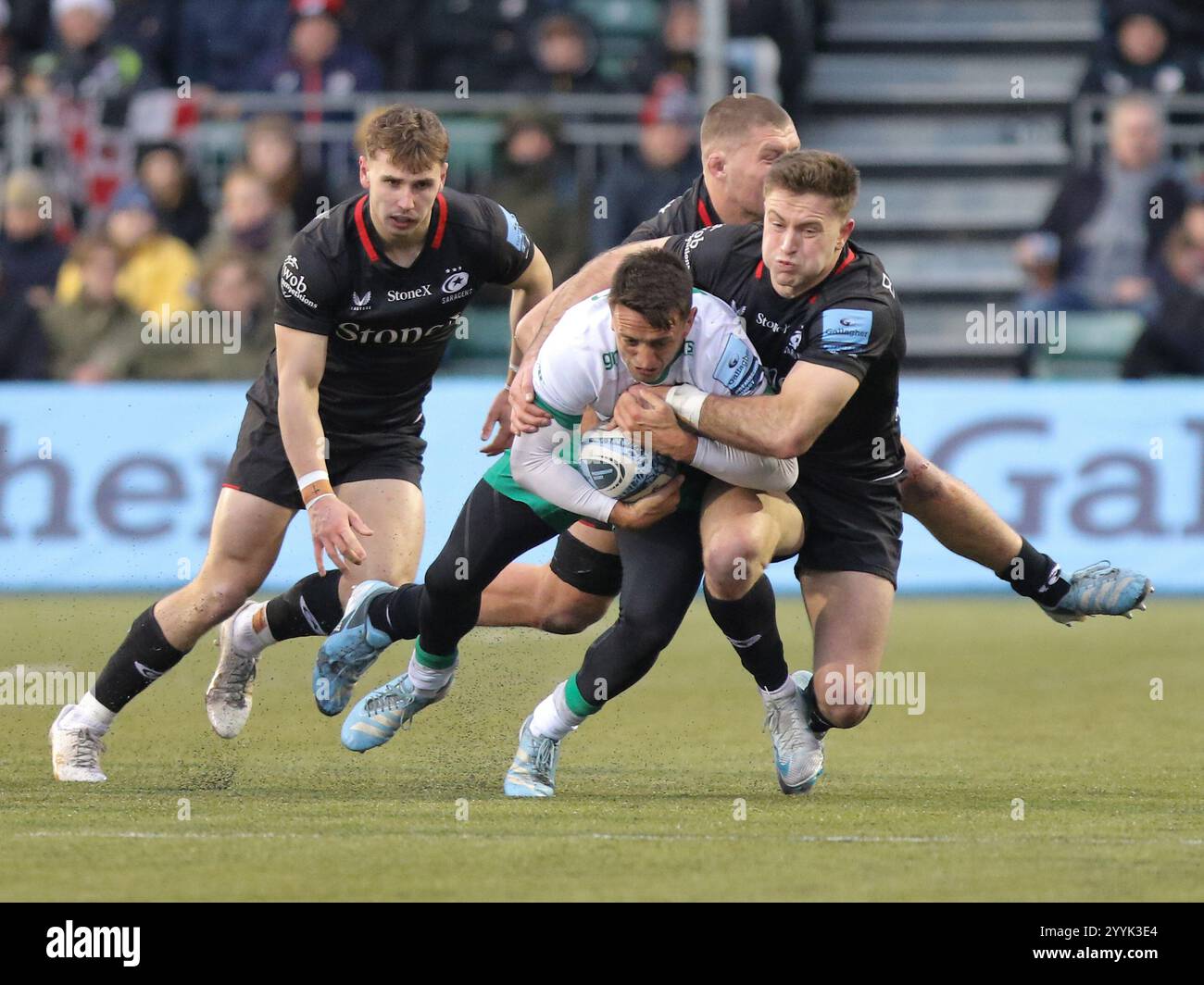 Hendon, Londra, Regno Unito. 22 dicembre 2024. Hendon, Londra, Inghilterra, 22 dicembre 2024: Alex Mitchell (9 Northampton Saints) placcato da Fergus Burke (10 Saracens) durante la partita di rugby della Gallagher Premiership tra Saracens e Northampton Saints allo Stonex Stadium di Hendon, Londra, Inghilterra. (Jay Patel/SPP) credito: SPP Sport Press Photo. /Alamy Live News Foto Stock