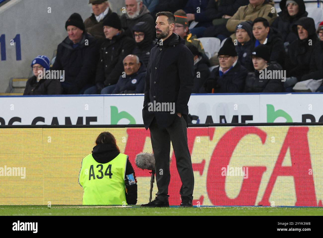 Wolverhampton, Regno Unito. 22 dicembre 2024. Il capo-allenatore del Leicester City Ruud van Nistelrooy mostra uno sguardo di degettazione nell'area tecnica durante la partita di Leicester City FC contro Wolverhampton Wanderers FC English Premier League al Molineux Stadium, Wolverhampton, Inghilterra, Regno Unito il 22 dicembre 2024 Credit: Every Second Media/Alamy Live News Foto Stock