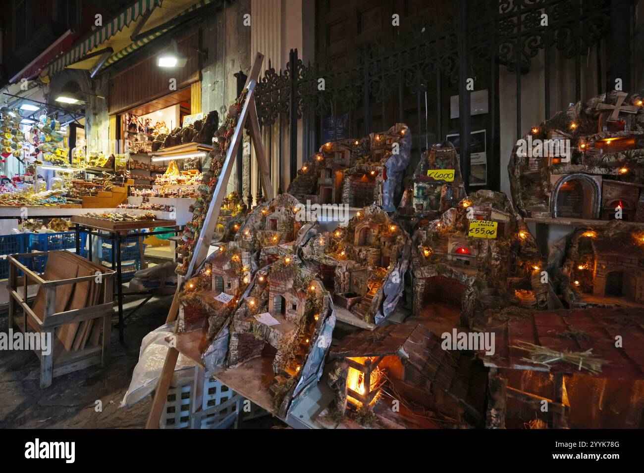 Presepi in vendita a San Gregorio Armeno, Napoli - Italia Napoli, Italia - 12 dicembre 2024: Presepi in vendita sulle bancarelle di San Gregorio Armeno, la famosa via dei regali di Natale nel centro storico della città. Napoli NA Italia Copyright: XGennaroxLeonardix Foto Stock