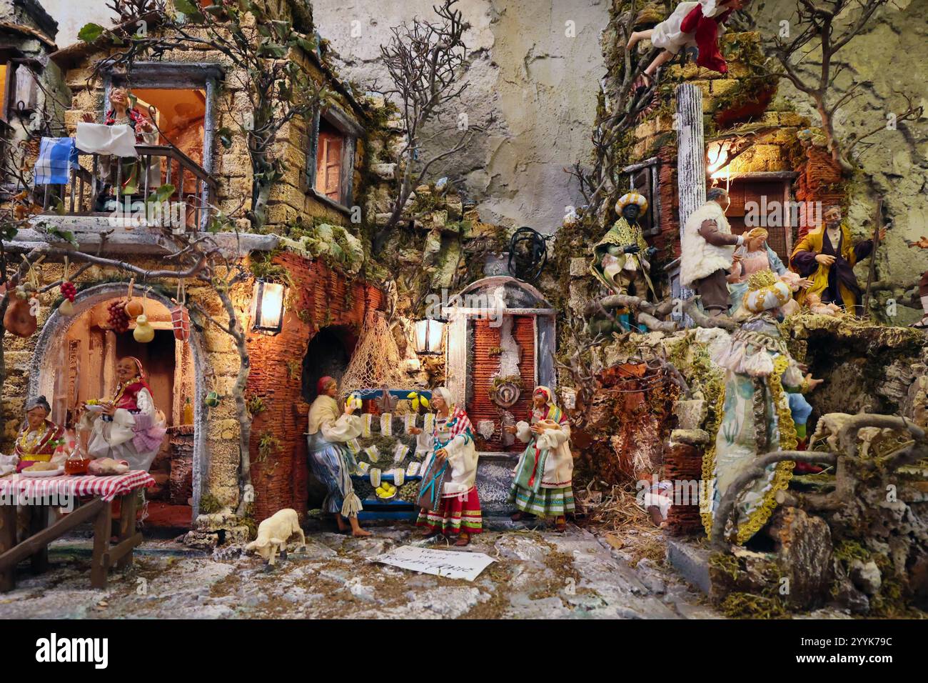 Presepi in vendita a San Gregorio Armeno, Napoli - Italia Napoli, Italia - 12 dicembre 2024: Presepi in vendita sulle bancarelle di San Gregorio Armeno, la famosa via dei regali di Natale nel centro storico della città. Napoli NA Italia Copyright: XGennaroxLeonardix Foto Stock