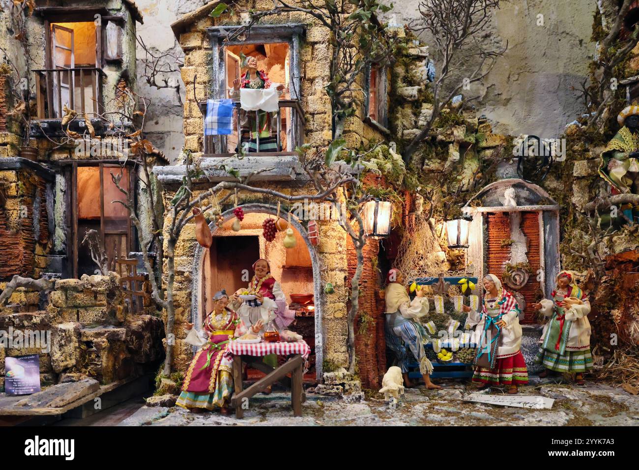Presepi in vendita a San Gregorio Armeno, Napoli - Italia Napoli, Italia - 12 dicembre 2024: Presepi in vendita sulle bancarelle di San Gregorio Armeno, la famosa via dei regali di Natale nel centro storico della città. Napoli NA Italia Copyright: XGennaroxLeonardix Foto Stock