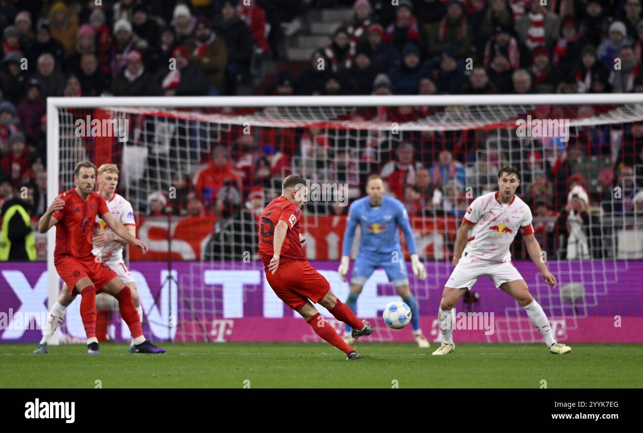 Calcio goal azione possibilità gol Joshua Kimmich FC Bayern Monaco FCB (06) contro il portiere Peter Gulacsi RasenBallsport Leipzig RBL (01) area di rigore sc Foto Stock