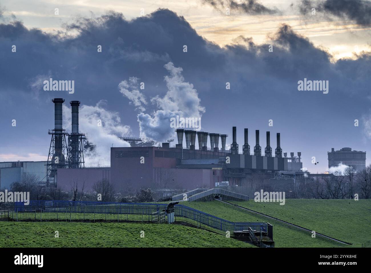 ThyssenKrupp Steel Plant Beeckerwerth, sul Reno, dove si trovano l'impianto di produzione dell'acciaio per ossigeno 2, laminatoio a freddo, l'impianto di rivestimento per immersione a caldo, Duisburg, Renania settentrionale Foto Stock