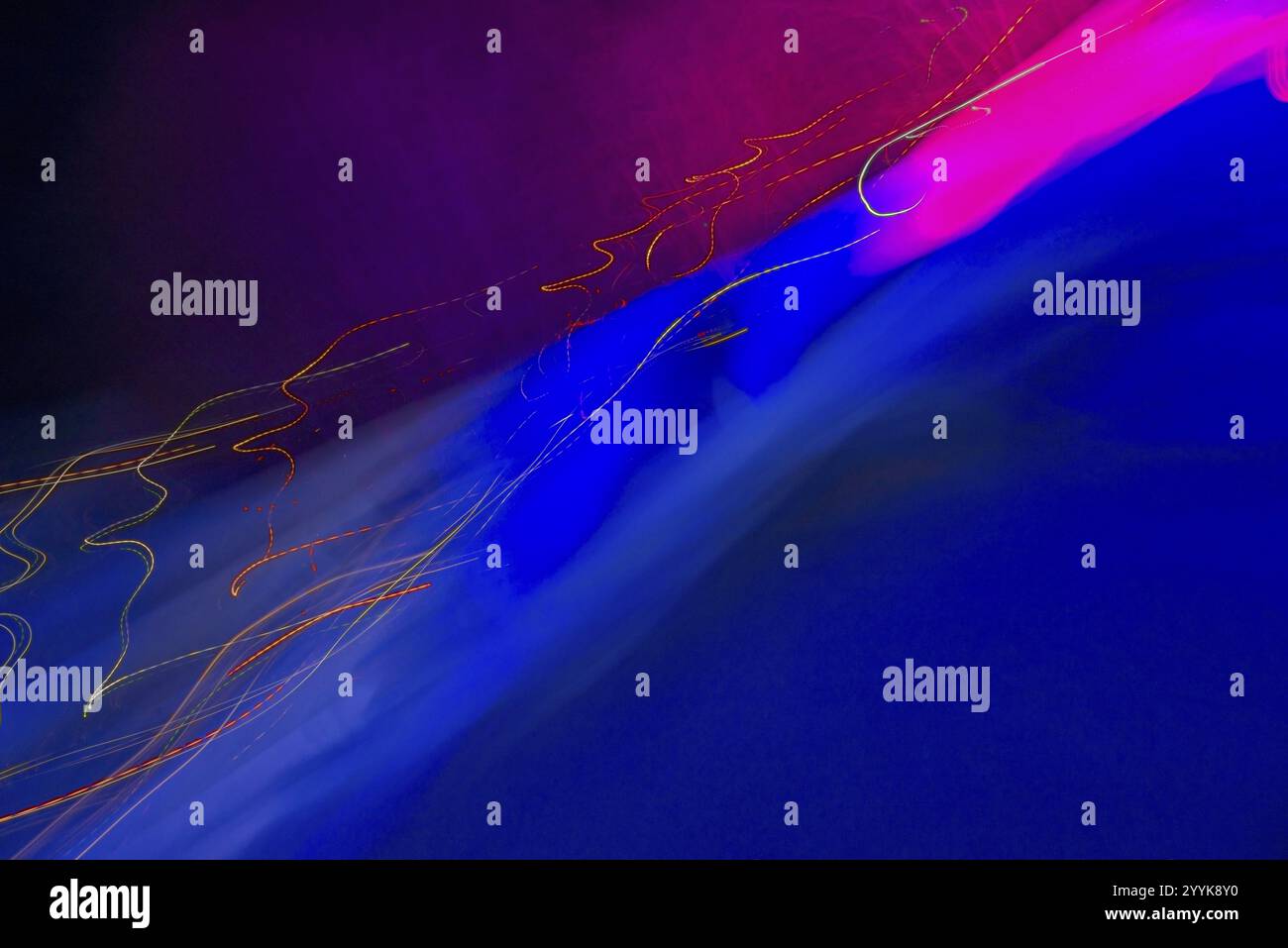 Immagine astratta con strisce chiare al neon blu e rosa su sfondo scuro, ART Foto Stock