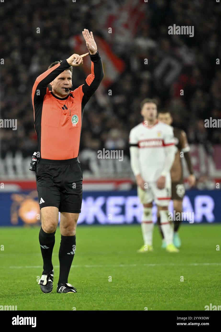 Arbitro arbitro il gesto del dottor Felix Brych indica il timeout, MHPArena, MHP Arena Stuttgart, Baden-Wuerttemberg, Germania, Europa Foto Stock