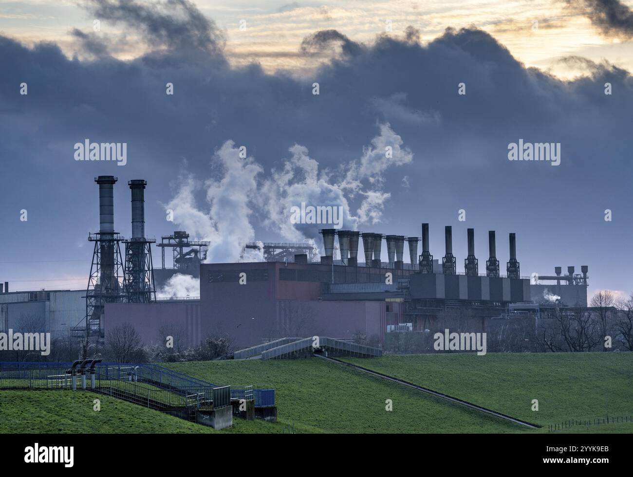 ThyssenKrupp Steel Plant Beeckerwerth, sul Reno, dove si trovano l'impianto di produzione dell'acciaio per ossigeno 2, laminatoio a freddo, l'impianto di rivestimento per immersione a caldo, Duisburg, Renania settentrionale Foto Stock