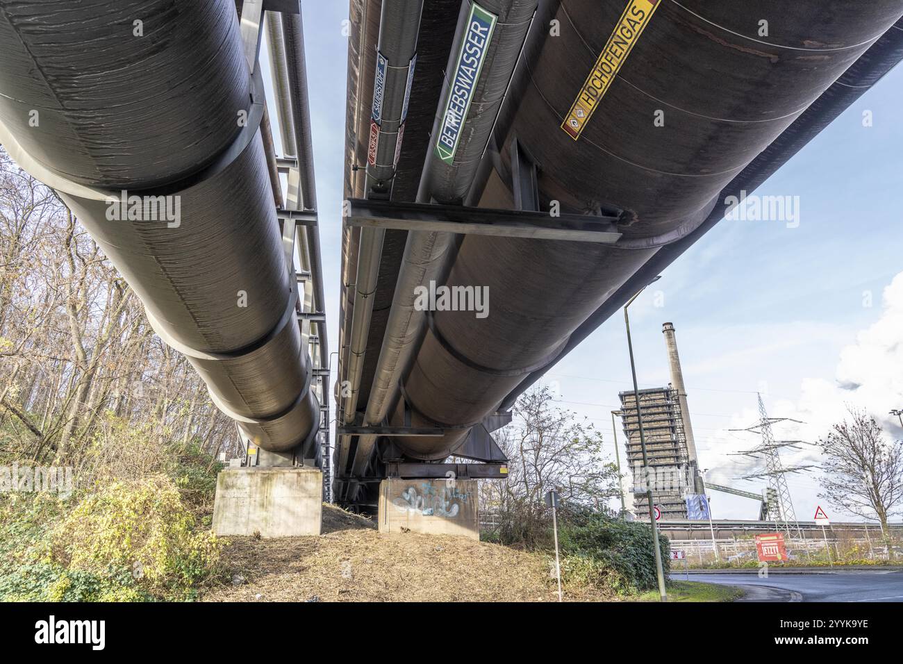 Gasdotti per teleriscaldamento, gas di altiforni, acqua di processo, presso il sito ThyssenKrupp Steel di Duisburg Marxloh, Renania settentrionale-Vestfalia, Germania Foto Stock