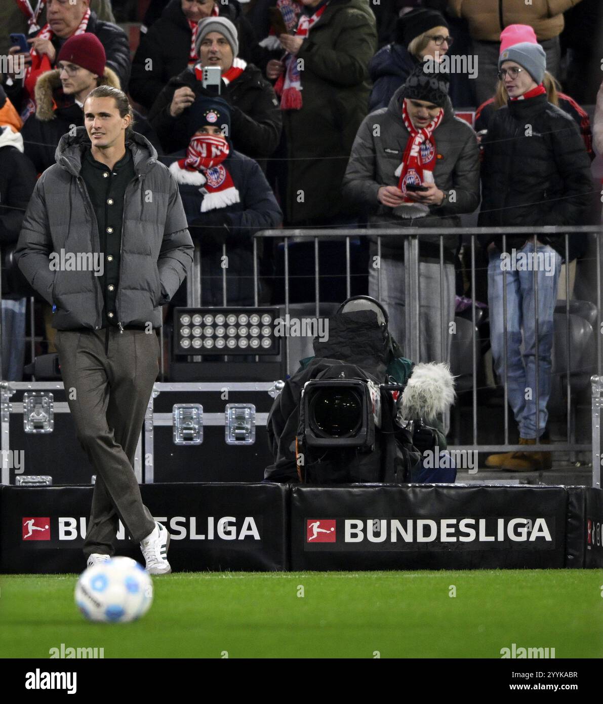 Tennista Alexander Zverev in visita a una partita di Bundesliga, logo, telecamera TV, Allianz Arena, Monaco di Baviera, Baviera, Germania, Europa Foto Stock