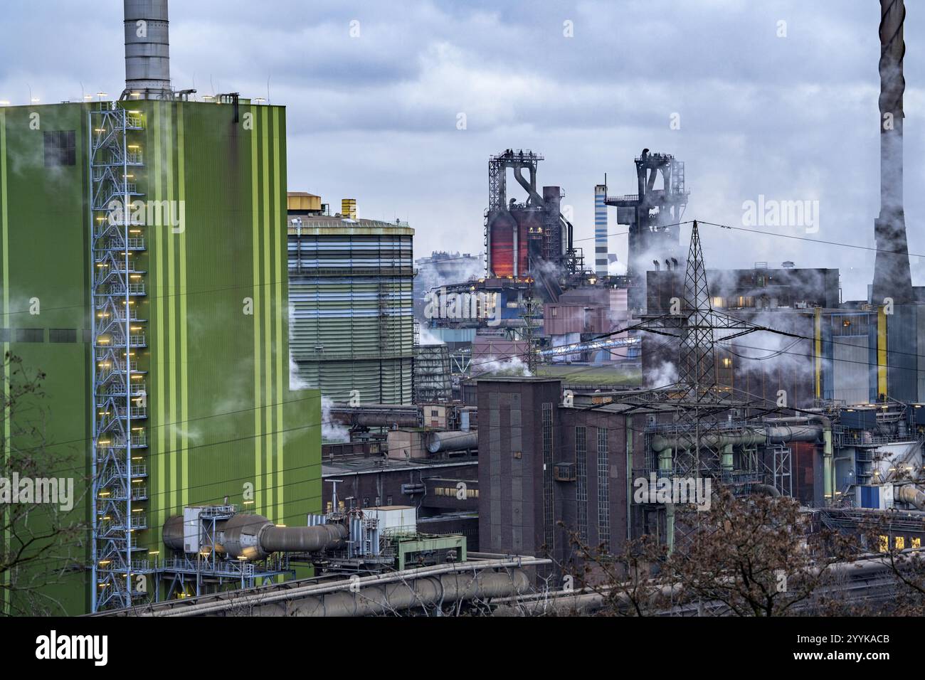 Panorama delle acciaierie ThyssenKrupp di Duisburg-Bruckhausen, di fronte alla centrale elettrica a gas Hamborn, facciata verde della caldaia BL Foto Stock