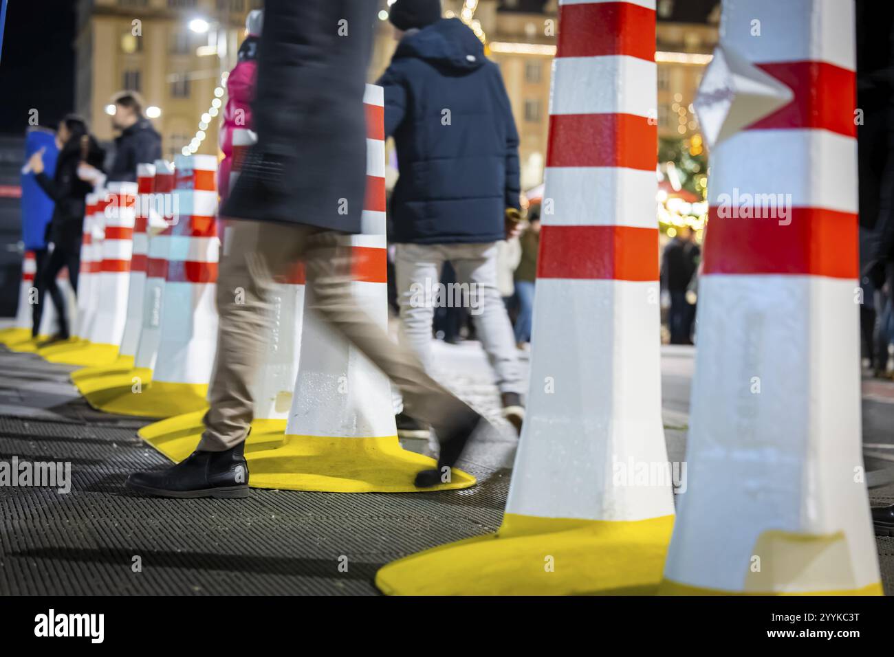 Il Dresden Striezelmarkt è un mercatino di Natale a Dresda. Si tiene nell'Avvento dal 1434, di solito sulla piazza Altmarkt, e attrae un'ave Foto Stock