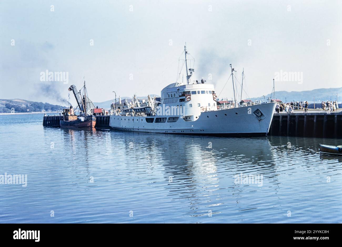 Foto storica di un peschereccio e di una nave ormeggiati al molo di Campbeltown, Argyll, Scozia, Regno Unito negli anni '1960 Foto Stock