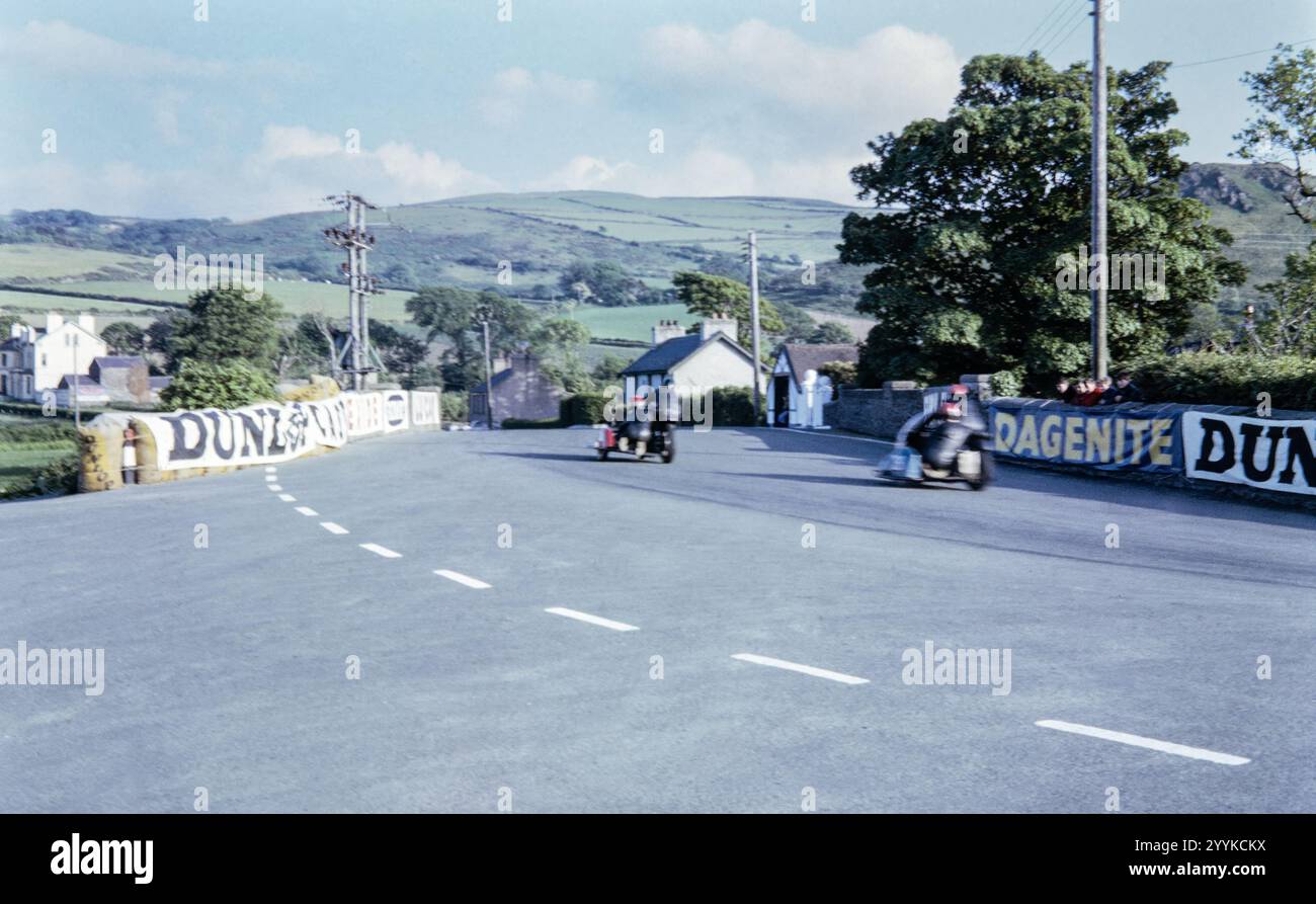 Foto storica delle corse di moto e sidecar sull'Isola di Man TT all'incrocio tra A3 e Sulby River negli anni '1960 Foto Stock