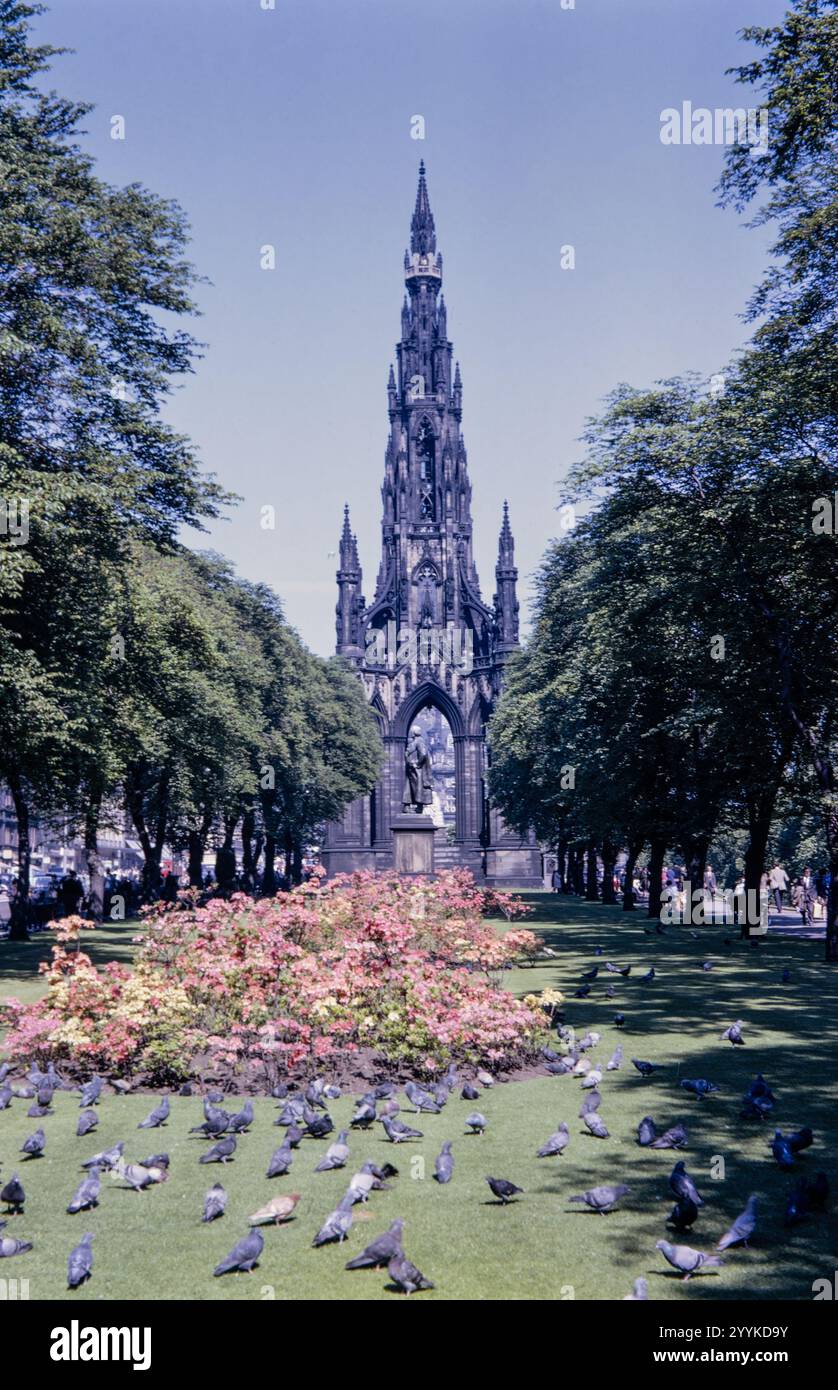 Foto storica del monumento gotico vittoriano Scott e del monumento Adam Black, dei Princes Street Gardens con aiuole e piccioni, Edimburgo, Scozia, Regno Unito negli anni '1960 Foto Stock