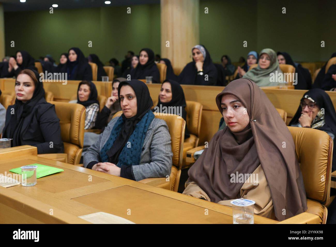 Il presidente iraniano Masoud Pezeshkian, partecipa a una cerimonia in occasione della giornata nazionale delle donne a Teheran il presidente iraniano Masoud Pezeshkian, partecipa a una cerimonia in occasione della giornata nazionale delle donne a Teheran, in Iran, il 22 dicembre 2024. Foto di Iranian Presidency Office Teheran Teheran Iran, Islamic Republic of 221224 Iran IPO 1 005 Copyright: XapaimagesxIranianxPresidencyxOfficexxapaimagesx Foto Stock