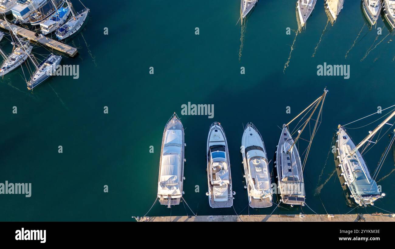 Veduta aerea di yacht e barche attraccate presso una Marina Foto Stock