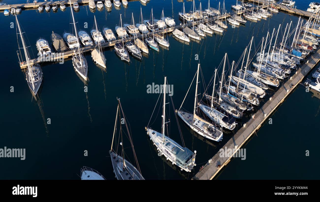 Panorama aereo della Marina con barche a vela e yacht attraccati Foto Stock