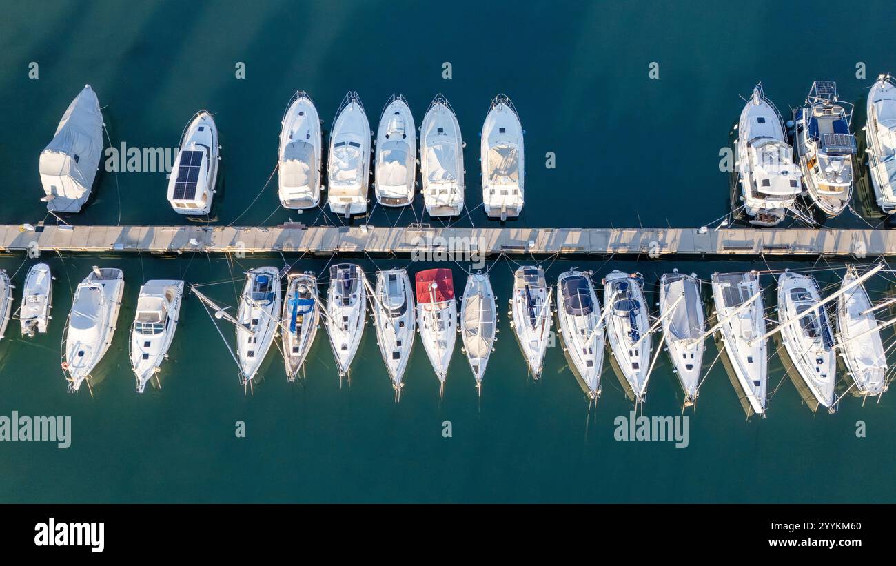 Veduta aerea degli yacht ancorati in una Marina Foto Stock
