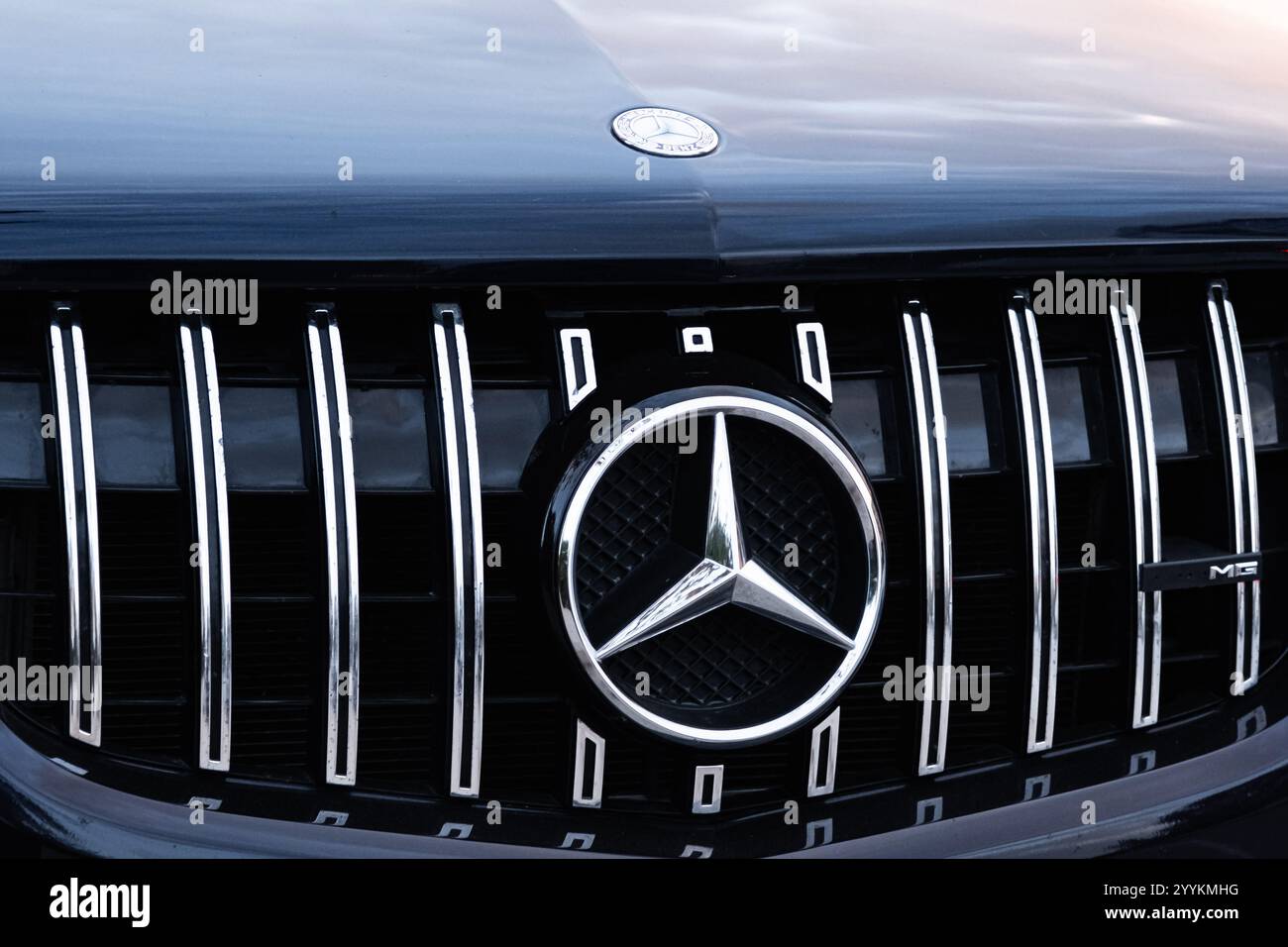 Primo piano del logo Mercedes Benz e della griglia dell'auto. vista frontale. Concept per il report vendite del mercato automobilistico Mercedes Benz. Logo Mersedes-Benz sull'auto classica. St Foto Stock