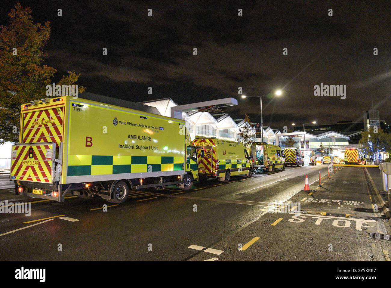 Aeroporto di Birmingham, Regno Unito 2019 - Un attacco terroristico simulato ha avuto luogo all'aeroporto BHX di Birmingham in Inghilterra il 13 novembre 2019. Gli attori sono stati visti con ferite truccate e sdraiati sul pavimento. Erano presenti anche linee di veicoli per servizi di emergenza e decine di paramedici, polizia e vigili del fuoco. Il finto attacco è stato tenuto mentre l'aeroporto è chiuso al pubblico. Credito: Interrompi stampa Media Foto Stock