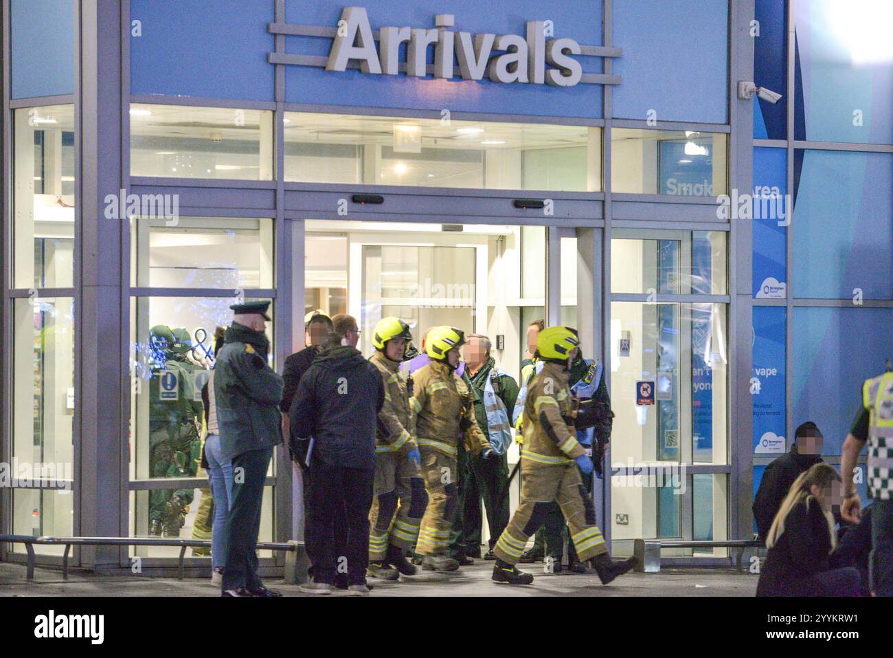 Aeroporto di Birmingham, Regno Unito 2019 - Un attacco terroristico simulato ha avuto luogo all'aeroporto BHX di Birmingham in Inghilterra il 13 novembre 2019. Gli attori sono stati visti con ferite truccate e sdraiati sul pavimento. Erano presenti anche linee di veicoli per servizi di emergenza e decine di paramedici, polizia e vigili del fuoco. Il finto attacco è stato tenuto mentre l'aeroporto è chiuso al pubblico. Credito: Interrompi stampa Media Foto Stock