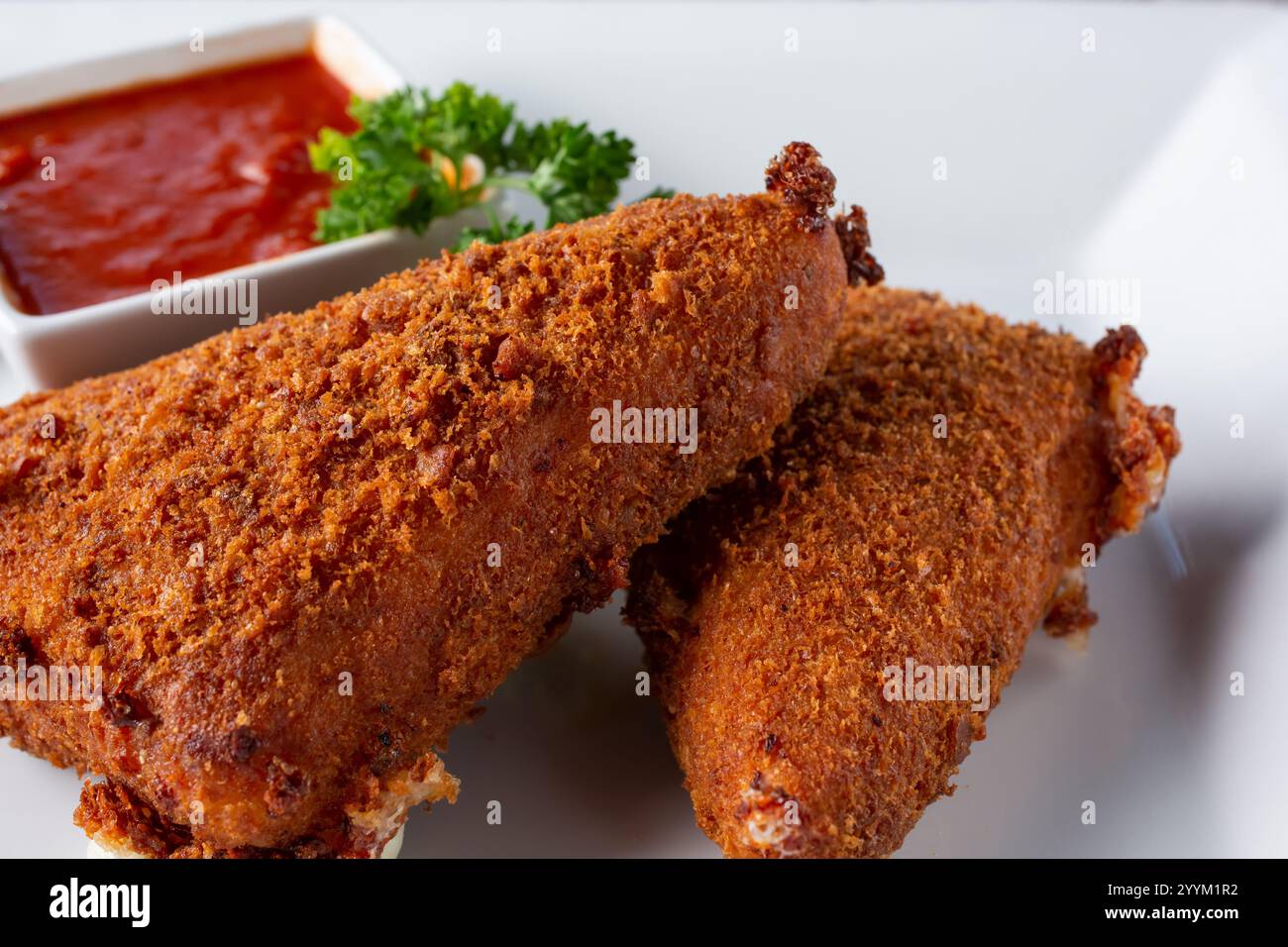 Una vista di un ordine di mozzarella fritta in profondità su un piatto con un lato di salsa marinara. Foto Stock