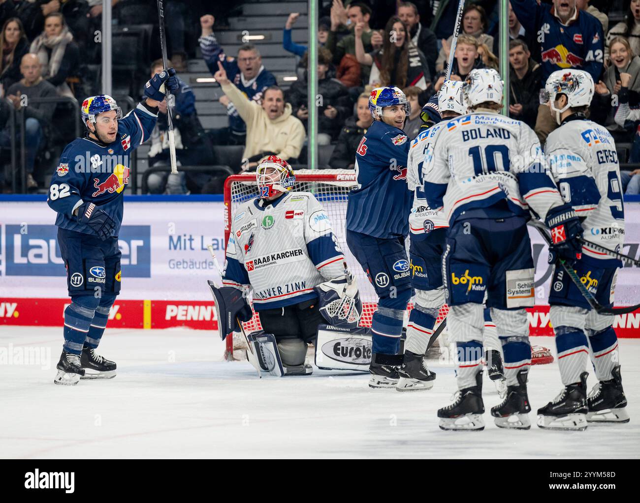 Chris DeSousa (EHC Red Bull Muenchen, #82) und Yasin Ehliz (EHC Red Bull Muenchen, #42) jubeln, Hendrik Hane (Torwart, Iserlohn Roosters, #32) ist bedient: Die Muenchner haben eben das Tor zum 2:0 erzielt. GER, EHC Red Bull Muenchen vs. Iserlohn Roosters, Eishockey, DEL, 29. Spieltag, Saison 2024/2025, 22.12.2024. Foto: Eibner-Pressefoto/Heike Feiner Foto Stock