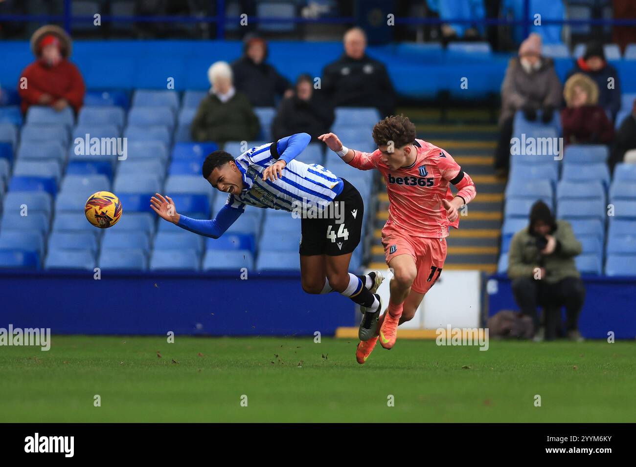 Shea Charles di Sheffield Wednesday viene sfidato da Lewis Koumas di Stoke City durante la partita del campionato Sky Bet all'Hillsborough Stadium di Sheffield. Data foto: Sabato 21 dicembre 2024. Foto Stock