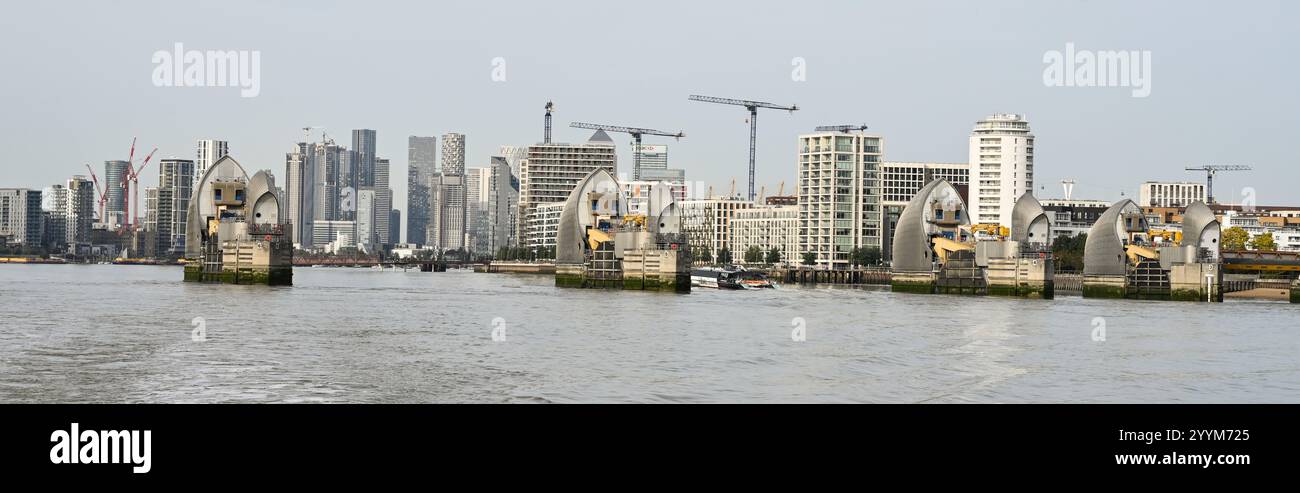 Thames Barrier e Canary Wharf Londra dal Tamigi Foto Stock