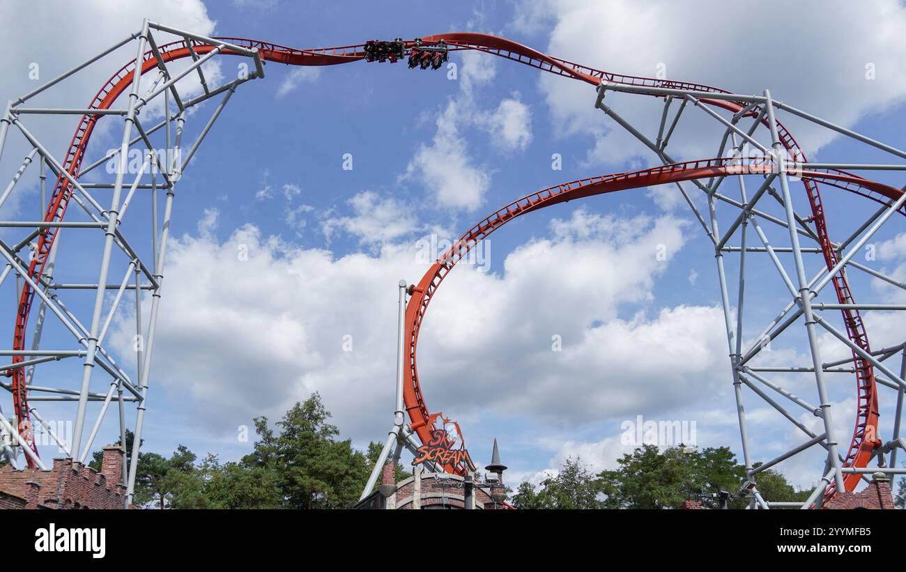 Le persone si divertono sull'elemento alto delle montagne russe "Sky Scream" del produttore "Premiere Rides" nel divertimento Foto Stock