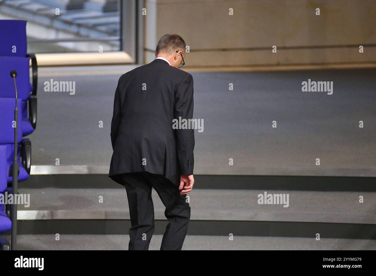 Berlin, Deutschland, 19.12.2024: Deutscher Bundestag: 207. Bundestagssitzung: CDU-Chef Friedrich Merz geht raus *** Berlino, Germania, 19 12 2024 Bundestag tedesco 207 sessione Bundestag il leader CDU Friedrich Merz esce Copyright: XdtsxNachrichtenagenturx dts 54809 Foto Stock