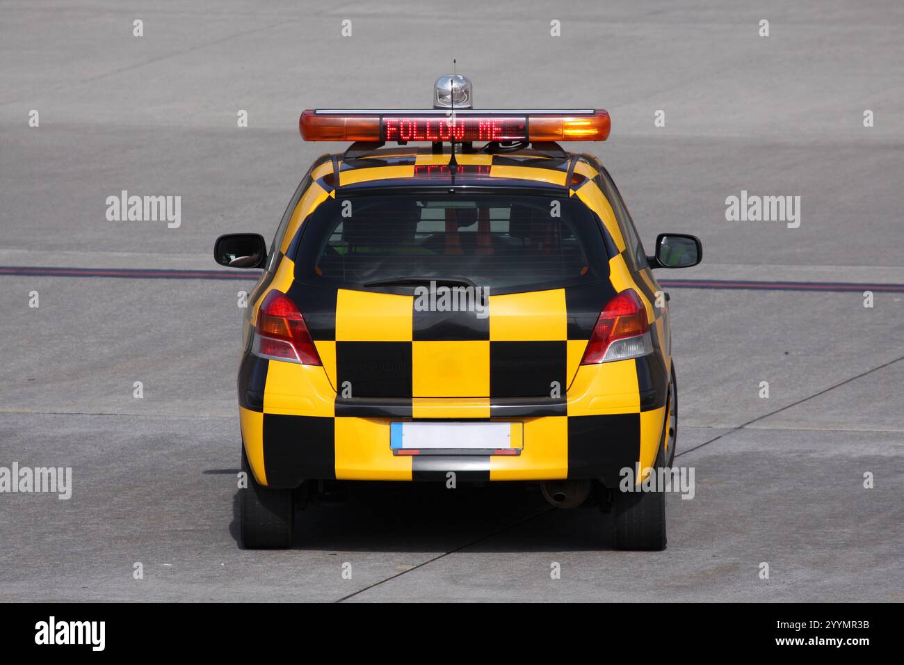 Guida la strada - Segui me Car che porta al Gate dell'Aeroporto di Madeira Funchal Foto Stock