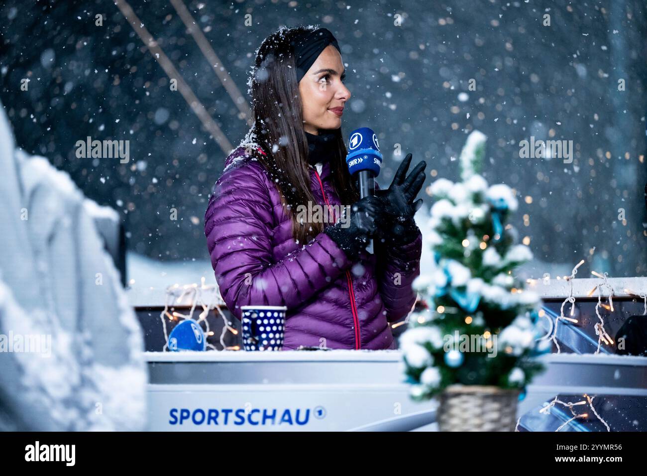 Lea Wagner (ARD Sportschau TV Moderatorin), sui, FIS Viessmsann Skisprung Weltcup Engelberg Groß-Titlis-Schanze, Wettkampf Einzelspringen Herren, Saison 2024/2025, 22.12.2024 foto: Eibner-Pressefoto/Michael Memmler Foto Stock