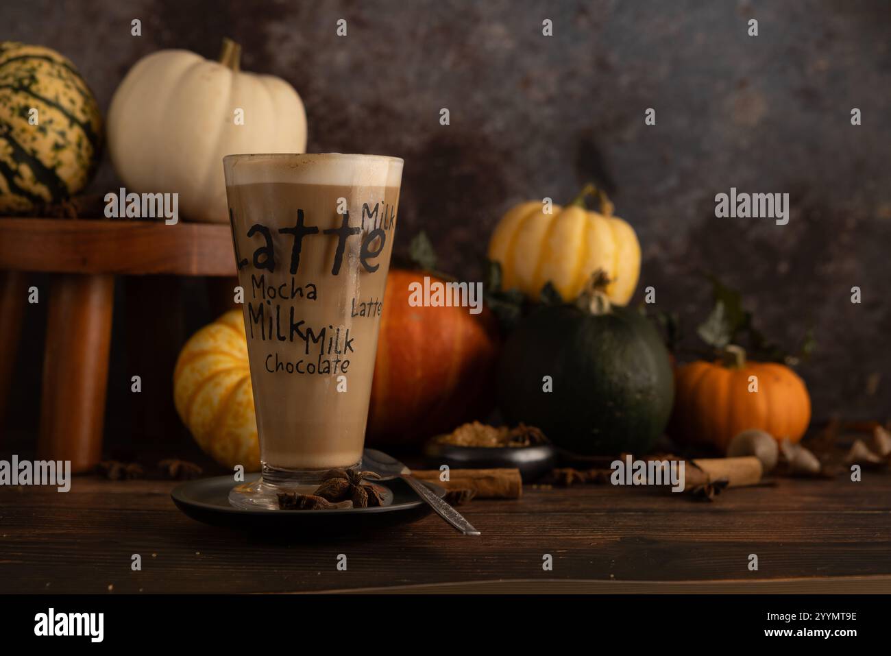 Una selezione di guanciali e zucche rotolanti, con luce da studio per creare un'atmosfera tranquilla. Foto Stock