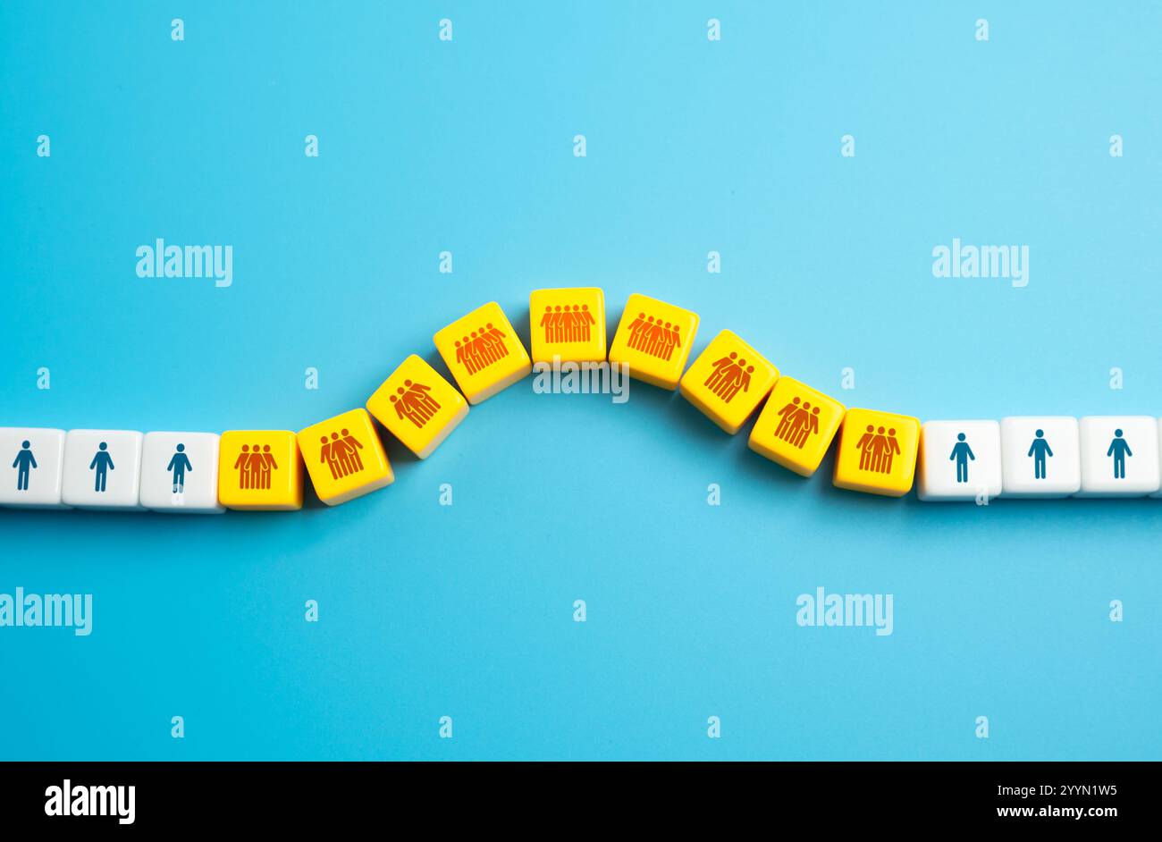 Una fila di persone. Caratteristiche e anomalie statistiche. Ritardi e attese. Alto traffico umano. Un gran numero di visitatori sulla linea temporale. Sociologico Foto Stock
