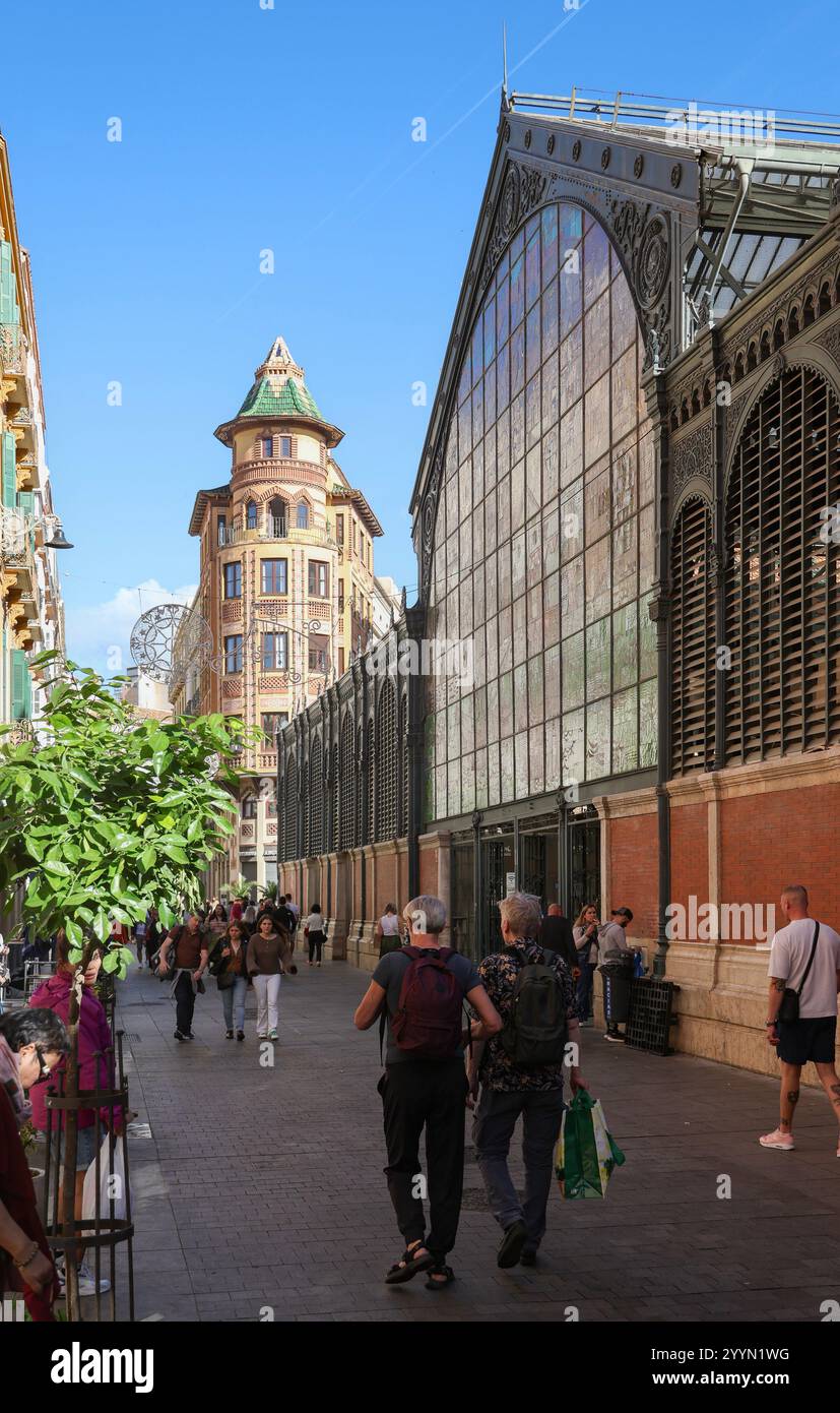 Vista dell'ingresso del Mercado Central in Calle Sagasta con l'edificio Sagasta sullo sfondo, Malaga, Andalusia, Spagna, Europa Foto Stock