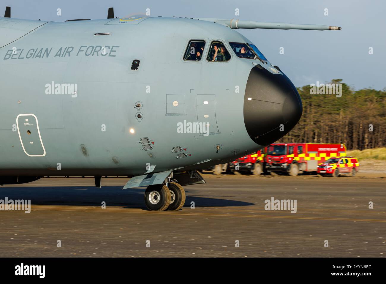 Belgian Air Force Atlas, A400M che effettua atterraggi naturali di superficie su pembrey Sands in Galles Foto Stock