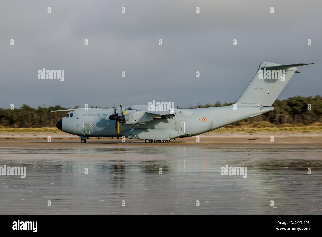 Belgian Air Force Atlas, A400M che effettua atterraggi naturali di superficie su pembrey Sands in Galles Foto Stock