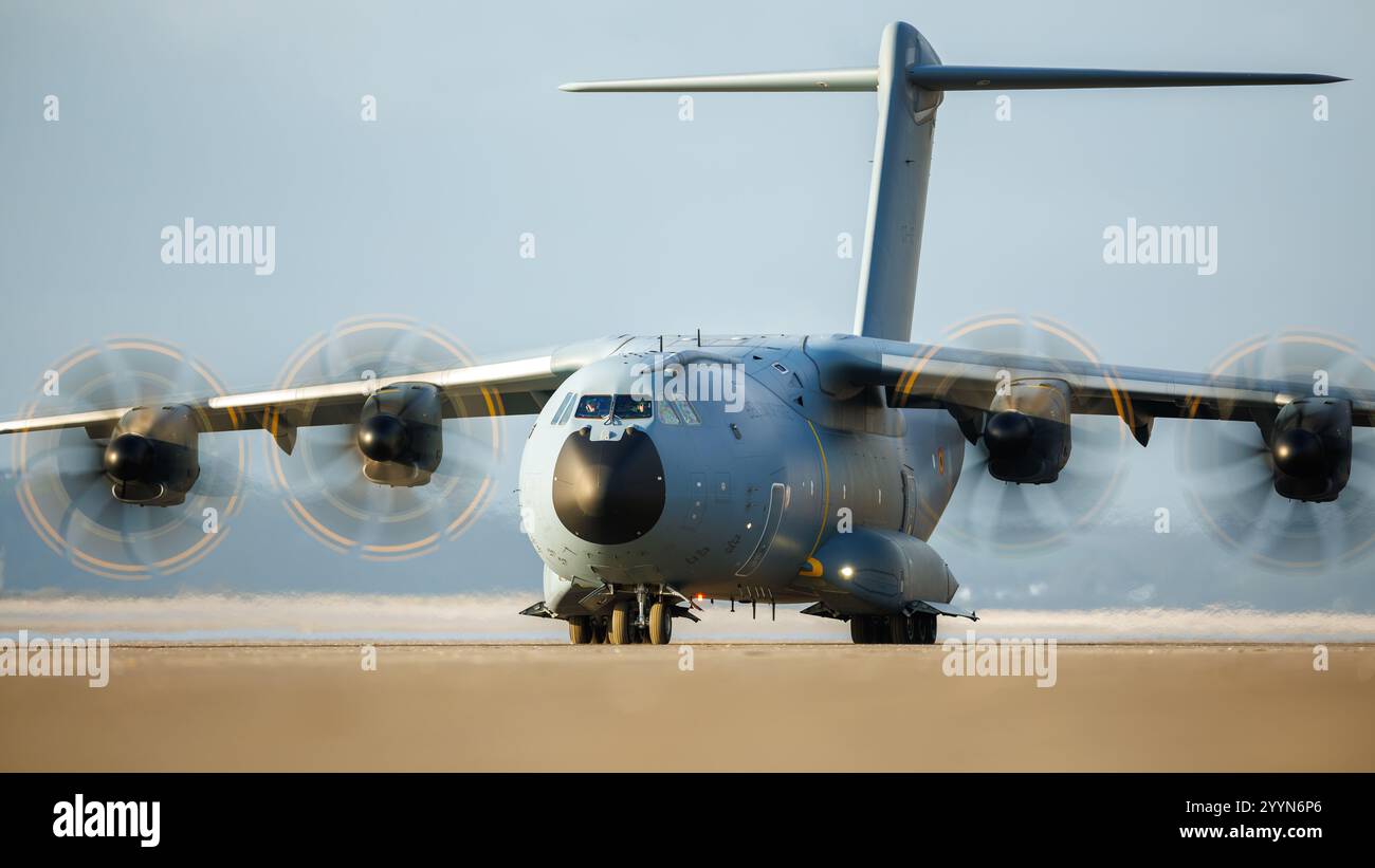 Belgian Air Force Atlas, A400M che effettua atterraggi naturali di superficie su pembrey Sands in Galles Foto Stock