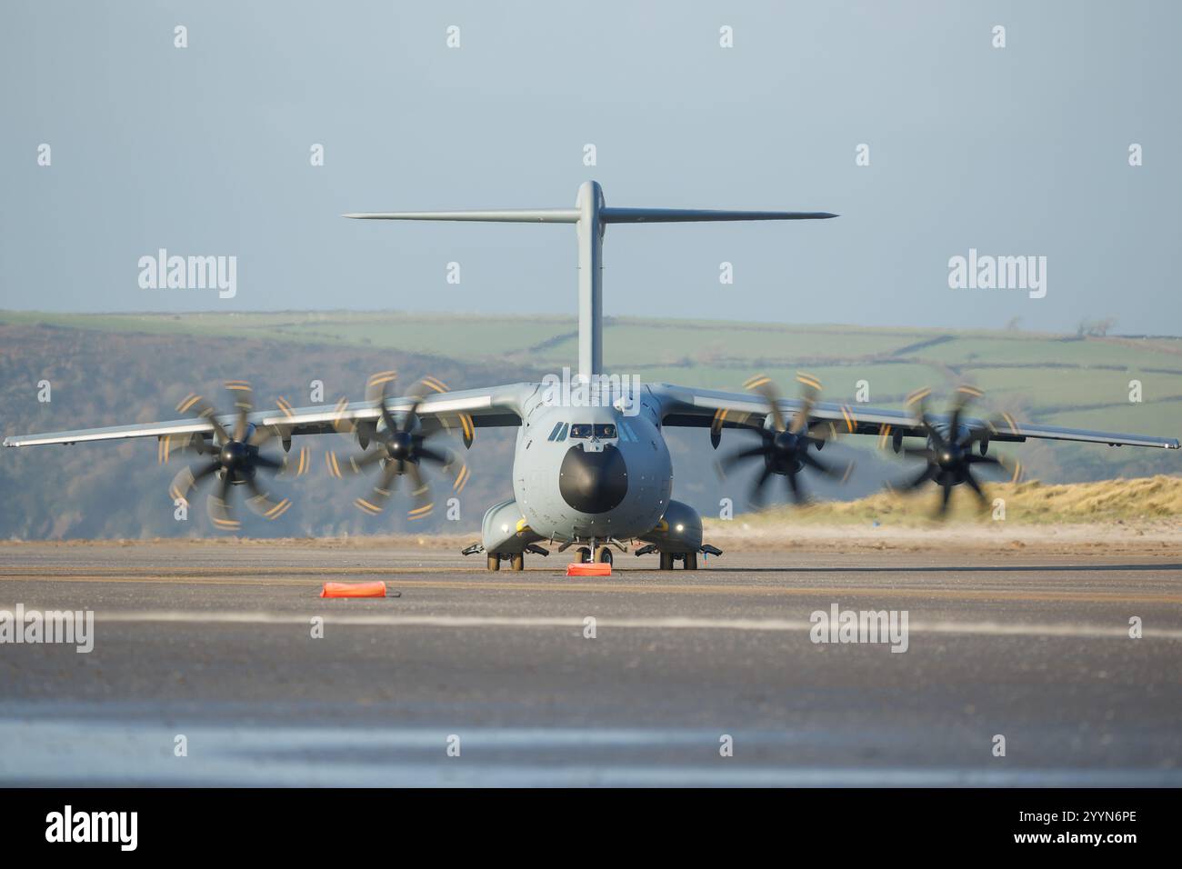 Belgian Air Force Atlas, A400M che effettua atterraggi naturali di superficie su pembrey Sands in Galles Foto Stock
