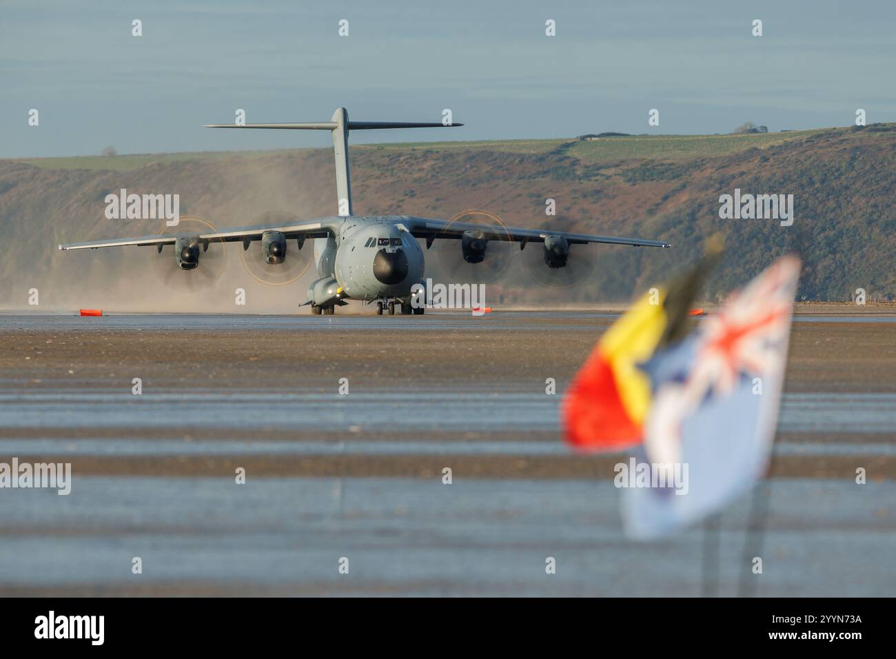 Belgian Air Force Atlas, A400M che effettua atterraggi naturali di superficie su pembrey Sands in Galles Foto Stock